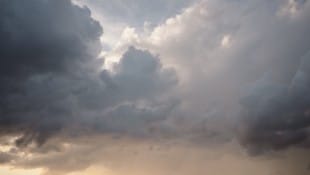 Am Sonntagabend ziehen bereits die ersten Wolken auf.
