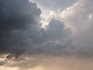 Am Sonntagabend ziehen bereits die ersten Wolken auf.