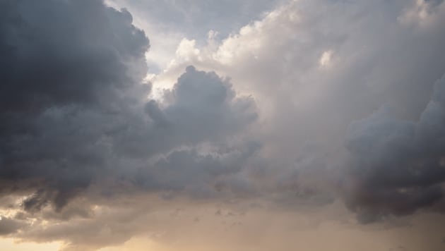 Am Sonntagabend ziehen bereits die ersten Wolken auf.