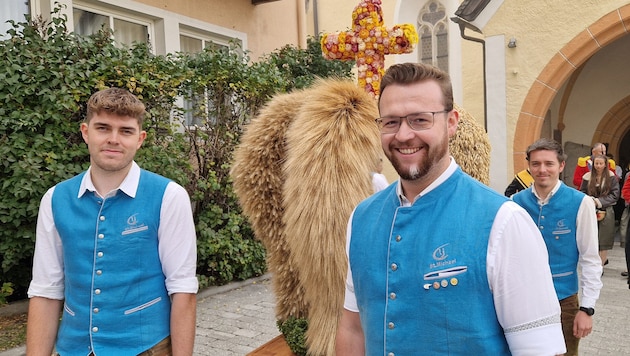 Landjugend-Vertreter mit der Erntekrone