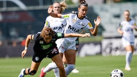 Altach-Stürmerin Petra Mikulica (r.) trifft derzeit wie am Fließband.