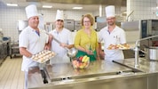 Küchenleiter Stefan Hönig, Kochlehrling Tobias Sos und Landesrätin Christiane Teschl-Hofmeister ...