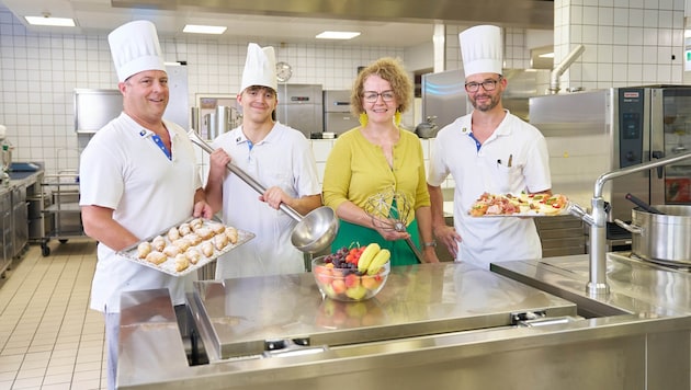 Küchenleiter Stefan Hönig, Kochlehrling Tobias Sos und Landesrätin Christiane Teschl-Hofmeister ...