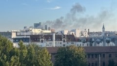 Bilder zeigen, wie dichter Rauch über Wien aufsteigt.