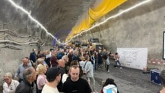 Zahlreiche Interessierte tummelten sich im Tunnel. 