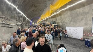 Zahlreiche Interessierte tummelten sich im Tunnel. 