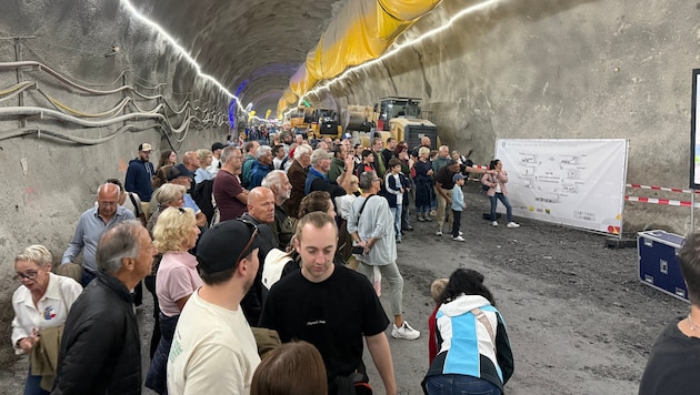 Zahlreiche Interessierte tummelten sich im Tunnel.