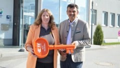 Christian Zotter übergibt der neuen Werksleiterin Katharina Stangl symbolisch den Schlüssel für ...