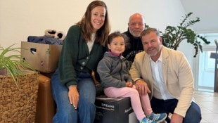 Goldwörths Bürgermeister Thomas Prihoda (r.) und Kindergartenleiterin Corinna Arthofer bei der ...