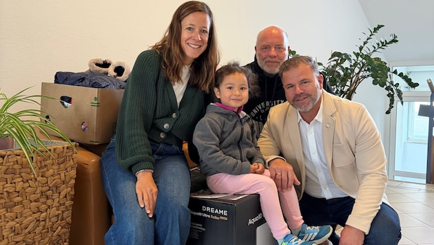 Goldwörths Bürgermeister Thomas Prihoda (r.) und Kindergartenleiterin Corinna Arthofer bei der ...