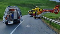 Mit dem Hubschrauber wurde der Biker in die Klinik geflogen.