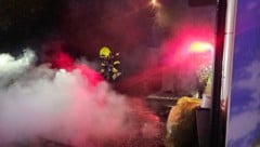 Das Feuer konnte aufgrund der Explosionsgefahr nur von außen bekämpft werden.