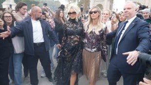 Paris Hilton und Schwester Nicky Hilton Rothschild sorgten in Paris vor der Schau von Elie Saab ...