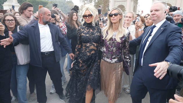 Paris Hilton und Schwester Nicky Hilton Rothschild sorgten in Paris vor der Schau von Elie Saab ...