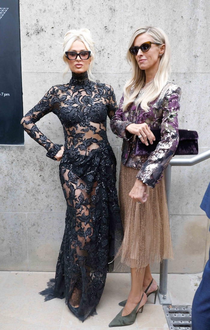 Paris Hilton kam in Begleitung ihrer Schwester Nicky Hilton Rothschild.
