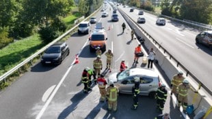 Die Autobahn war über eine halbe Stunde komplett gesperrt. Anschließend wurde der Verkehr auf ...