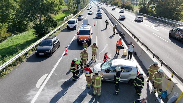 Die Autobahn war über eine halbe Stunde komplett gesperrt. Anschließend wurde der Verkehr auf ...