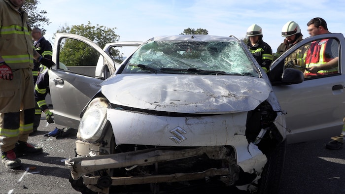Der völlig zerstörte Unfallwagen.