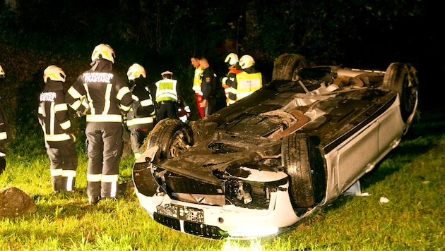 Der Pkw stürzte rund zehn Meter ab, ehe er auf dem Dach liegend zum Stillstand kam.