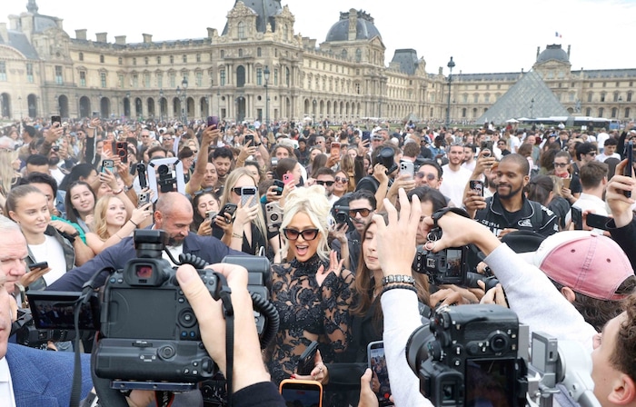 Als Paris Hilton vor der Schau von Elie Saab auftauchte, war das Griss um die Hotelerbin ...