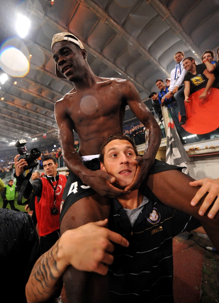 Mario Balotelli auf den Schultern von Marko Arnautovic.