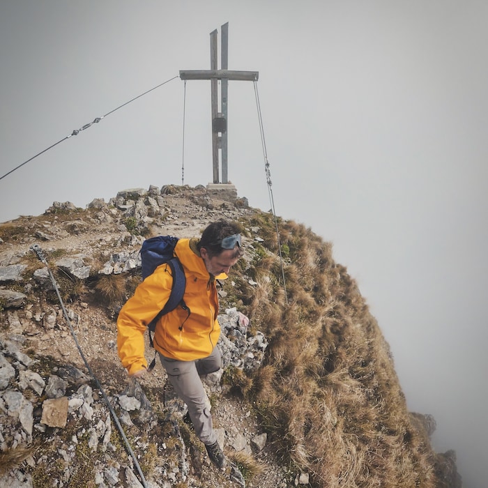 Die „Bergkrone“ testete die neue Arc’teryx Sperro SV in den Karnischen Alpen – hier am Gipfel ...