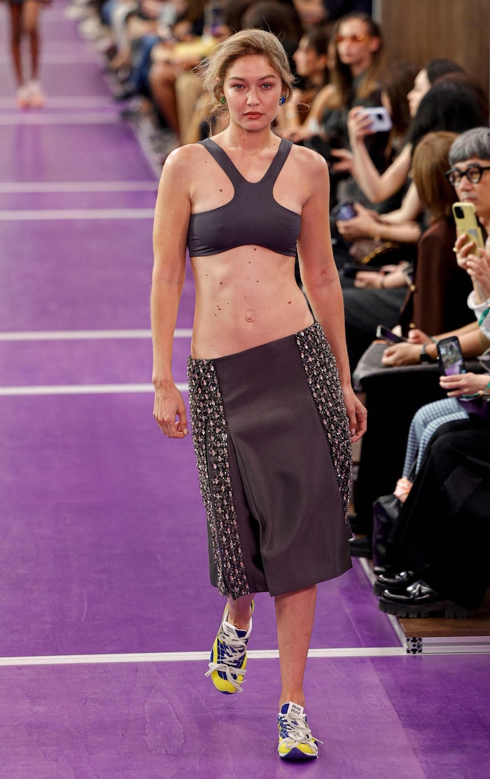 Gigi Hadid ließ ihre 11-Line-Abs blitzen.