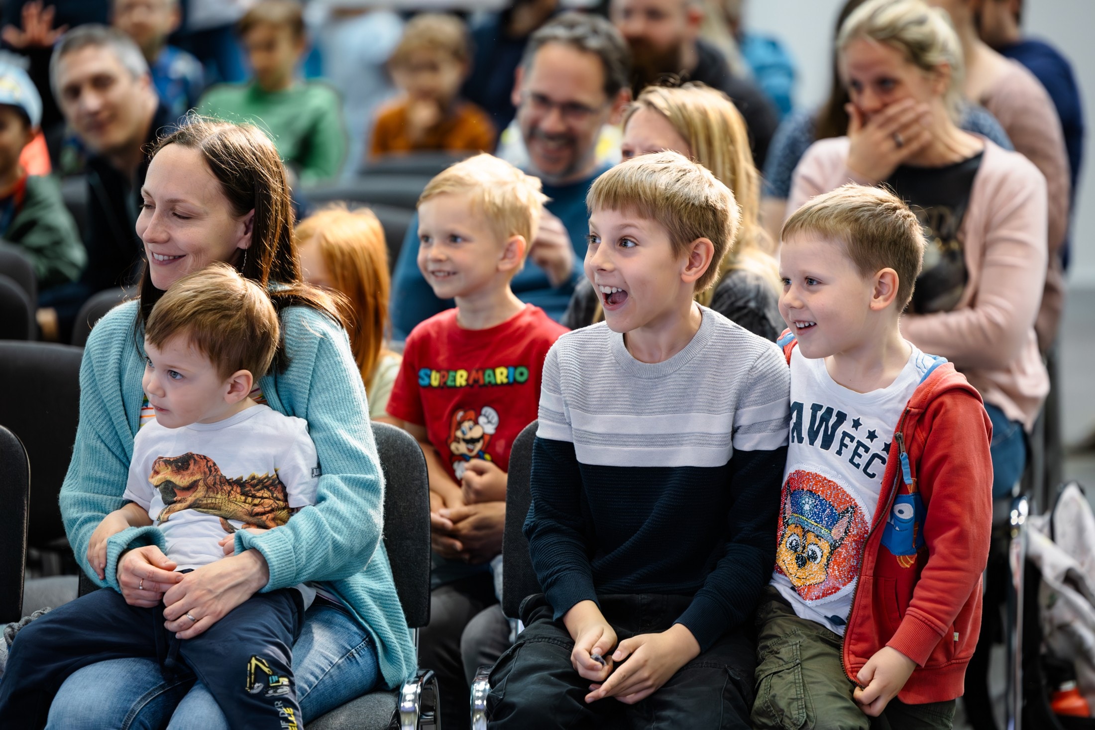 BAKABU, JONGLINA, K-Pop-Dance und die Ravensburger Spieleshow sorgen für Stimmung.