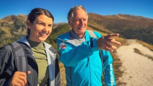 Franz Klammer zeigt Ski-Weltmeisterin Stephanie Venier seine Kärntner Nockberge. 