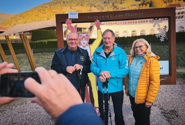 Der Wandertag bietet auch genug Zeit, um mit dem Skikaiser zu plaudern oder ein Erinnerungsfoto ...