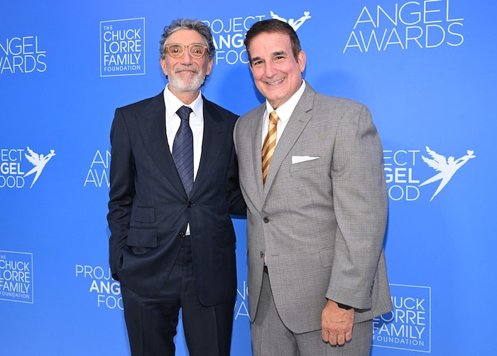 TV-Produzent Chuck Lorre (l.) mit Richard Ayoub, dem CEO der Hilfsorganisation Project Angel ...