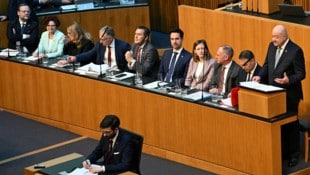 Der angekündigte Teil-Rückzug von Vizekanzler Andreas Babler stellt nicht nur seine eigene ...