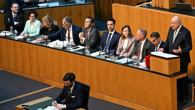 Der angekündigte Teil-Rückzug von Vizekanzler Andreas Babler stellt nicht nur seine eigene ...