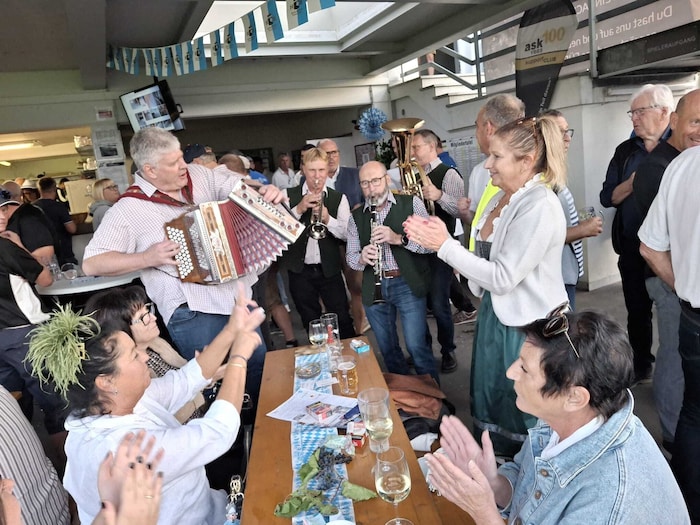 Ausgelassene Stimmung mit der Wieselburger Tanzlmusi.