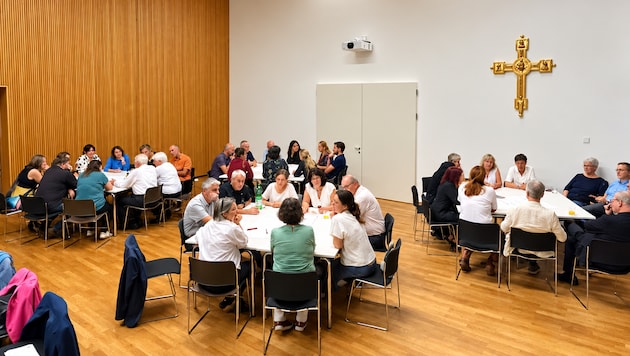 Knapp 50 Mitarbeitende, Vorstandsmitglieder und Netzwerkpartner kamen anlässlich des Jubiläums ...