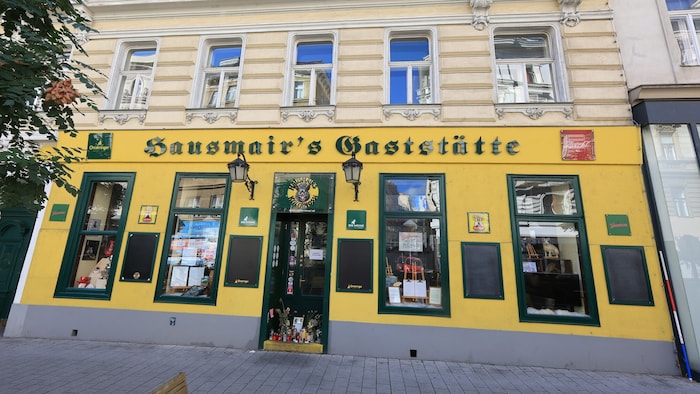 Das Lokal in Neubau bleibt dauerhaft geschlossen. Vor der Eingangstür stehen immer noch Kerzen ...