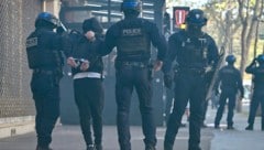 Ein Schüler wird nach einem eskalierten Protest am Montag in Paris von der Polizei festgenommen.