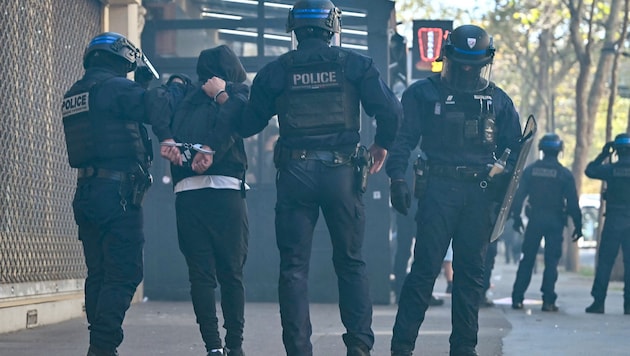 Ein Schüler wird nach einem eskalierten Protest am Montag in Paris von der Polizei festgenommen.