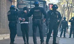 Ein Schüler wird nach einem eskalierten Protest am Montag in Paris von der Polizei festgenommen.