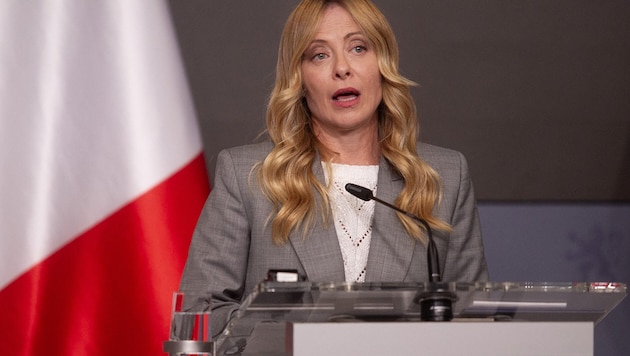 Meloni ließ sich den Satz „Io sono Giorgia Meloni“ („Ich bin Giorgia Meloni“) als sprachliches ...