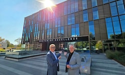 Führten stolz durch das Center of Excellence: WKO-Präsident Josef Herk und Institutsleiter Heinz ...