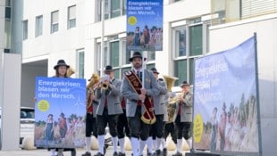 Kapellmeister Christoph Meissl und sein Team aus Ernstbrunn bläst der Windkraft jetzt einen ...