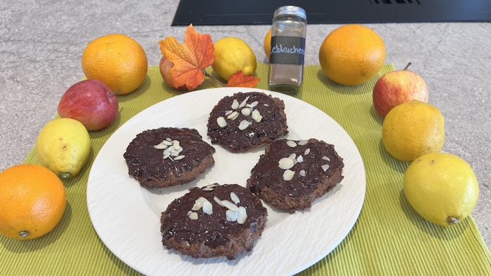 Süß, saftig und mit Schokolade überzogen: Die selbst gemachten Elisenlebkuchen sorgen schon ...