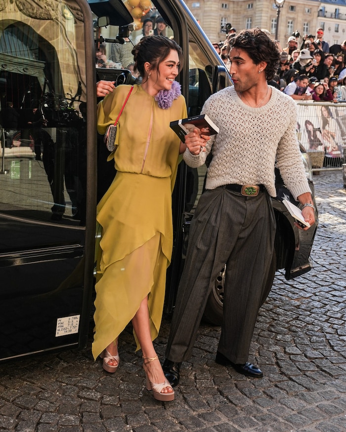 Die beiden Stars aus der Serie „Off Campus“ hielten vor der Valentino-Schau in Paris Händchen ...