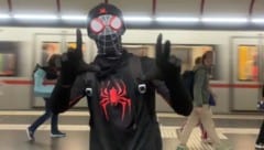 Mit seinen Videos erreicht der tanzende Superheld weltweit Menschen: Schon 8,9 Millionen Likes ...