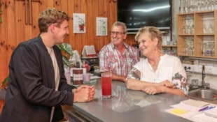 Thomas (li.) nominierte Angelika und Raimund zum „Herzensmensch“. „Als ich davon erfuhr, war ich ...
