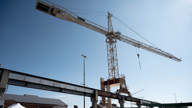 Der Kran der Werft Korneuburg erinnert an die Zeit, als hier noch Schiffe gebaut worden sind.