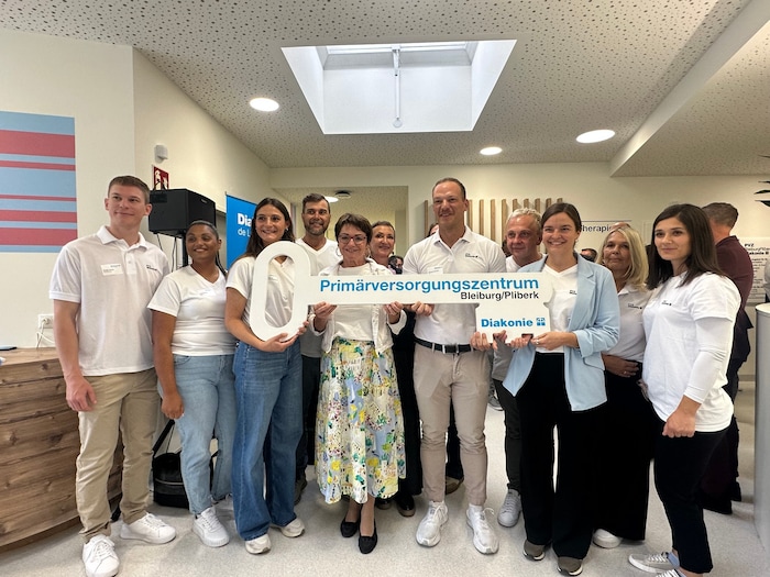 Das Team gemeinsam mit Gesundheitslandesrätin Beate Prettner am Eröffnungstag.