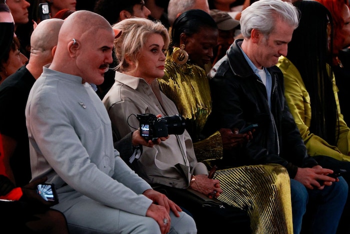 Catherine Deneuve, Debra Shaw und ein Thierry-Mugler-Double verfolgen die Präsentation der ...