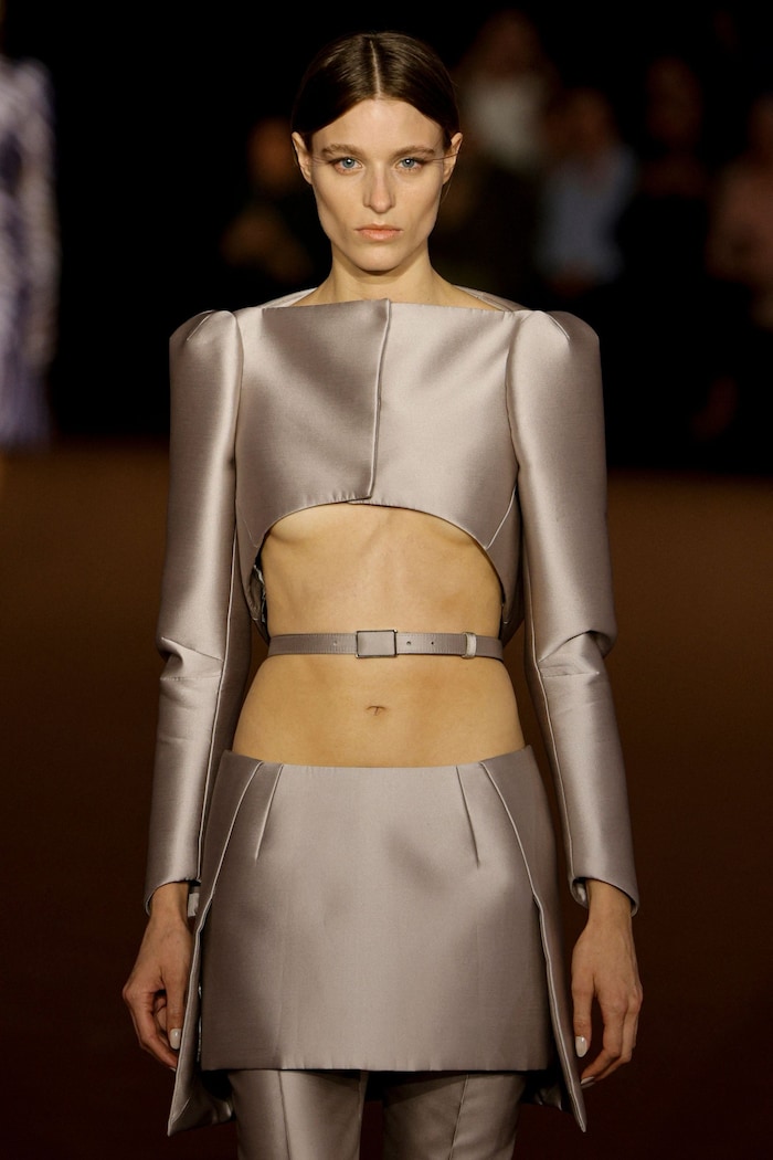 Models zeigen die Entwürfe von Mugler während der Präsentation der Frühjahr/Sommer-Kollektion ...